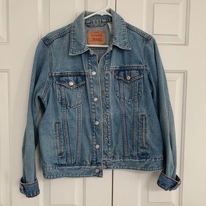 Women’s Levi’s jean jacket